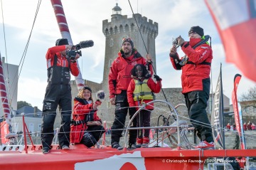 return-in-les-sables-d-olonne-channel-with-public-for-tanguy-de-lamotte-fra-skipper-initiatives-coeur-after-being-forced-to-retire-from-the-vendee-globe-solo-circumnavigation-sailing-race-his-mast-being-broken-on-no.jpg